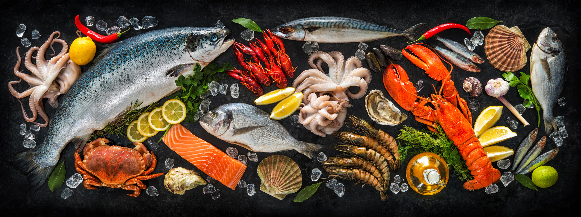 Рыба и морепродукты на черном фоне